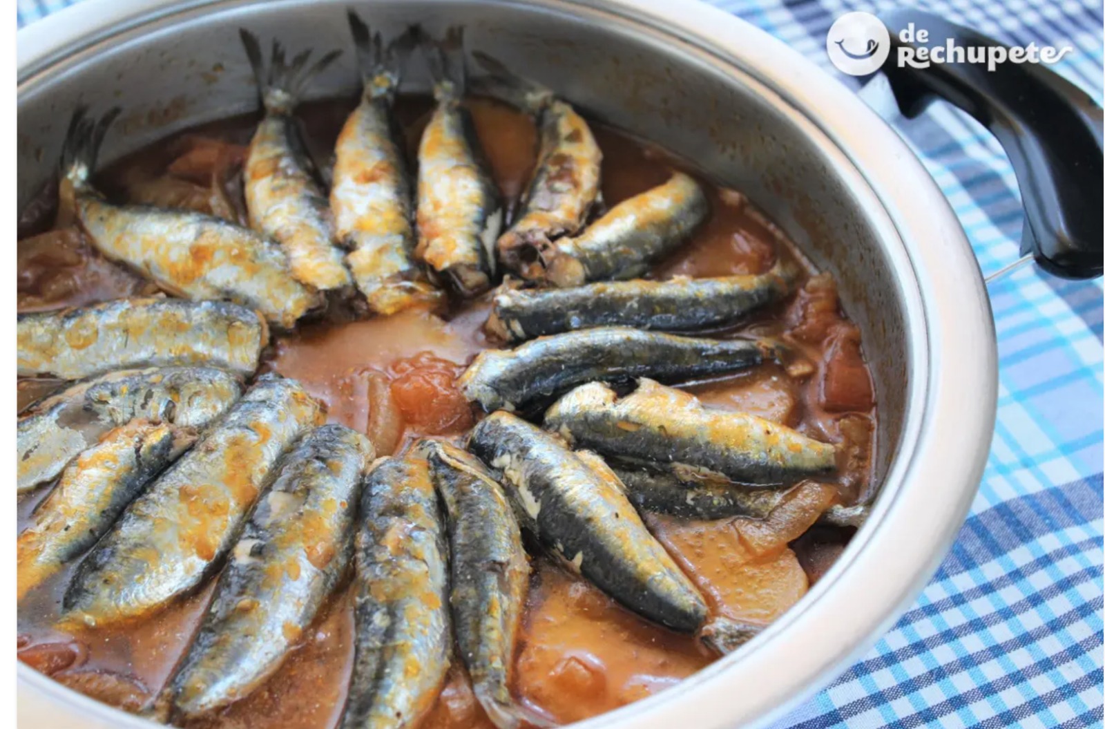 Ensalada de pimientos asados atún y huevo con guiso marinero de sardinas
